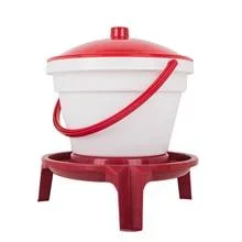 Seau abreuvoir pour les volailles de 12 litres, avec pieds et anse de transport