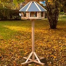 « Tofta » de VOSS.garden – maison pour oiseaux de qualité supérieure, en bois avec toit en métal, avec support